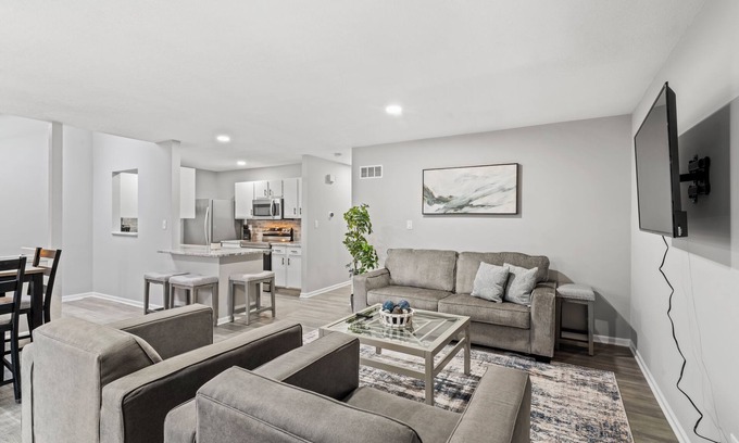 Overland Park Casa | Stylish and Comfortable 3-Bedroom Townhome in Overland Park with WIFI and Pool!
