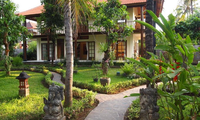 Kaliasem Villa | Villa de 2 pisos con estilo y acogedor en el exuberante jardín tropical con piscina privada