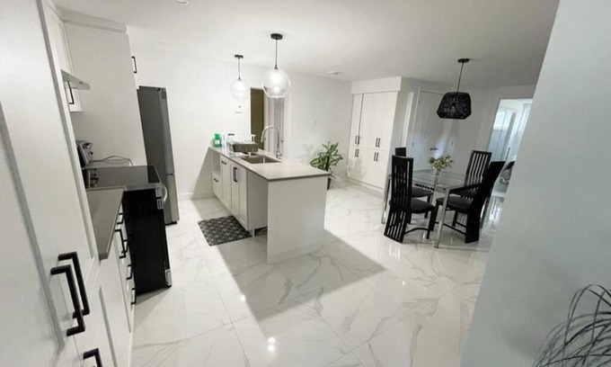 Saint-Hubert Casa | Stylish and luxurious apartment basement unit