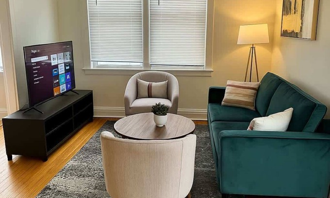 Andersonville Apartamento | Stylish and Roomy 2BR in Chicago