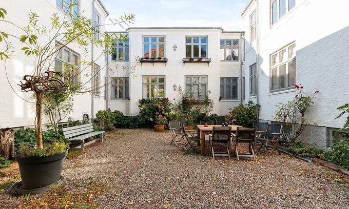 Charlottenlund Condominio | Stylish Apartment in the Exclusive North Copenhagen