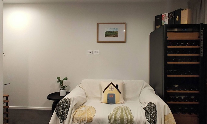 Epsom Apartamento | Stylish Apartment at the Heart of Newmarket with a balcony + Welcome Gift.