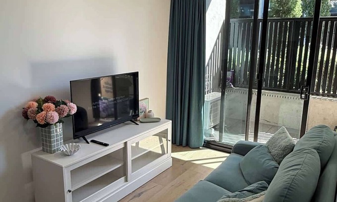 Reid Apartamento | Explore Canberra in style | Courtyard | CBD |Shops