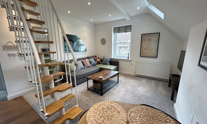 Clifton Casa | Stylish Apartment in the Heart of Clifton Village. Street Parking.