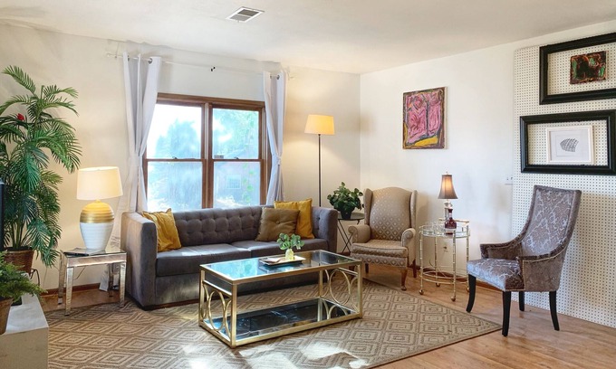Parkville Apartamento | Stylish Apartment in Historic Downtown Parkville