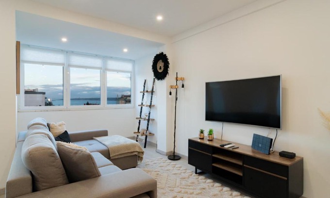 Paco De Arcos Apartamento | Stylish Apartment W/River View by LovelyStay