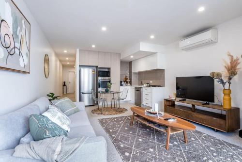 West End Apartamento | Stylish Apartment with Rooftop Pool