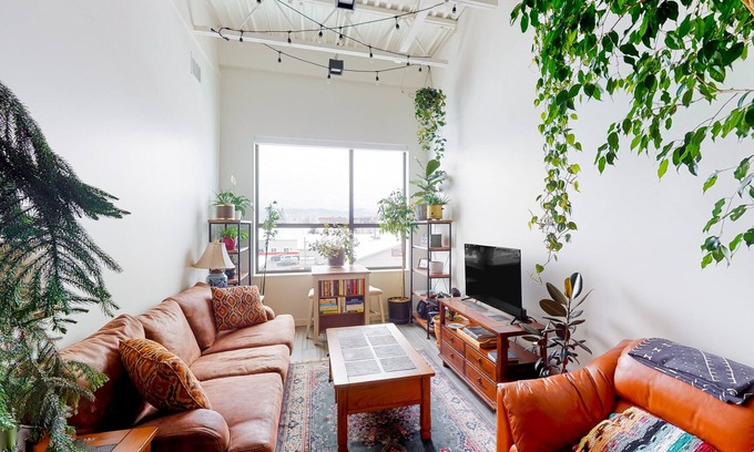 Bozeman Apartamento | Stylish apartment with mountainview, balcony, washer/dryer, WiFi, & Netflix