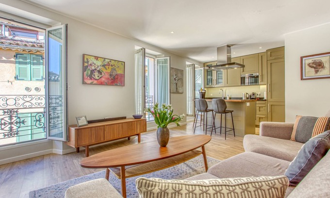 Cannes Old Town Apartamento | Stylish Apt in charming le Suquet/Cannes-Steps from beaches, old port & Palais