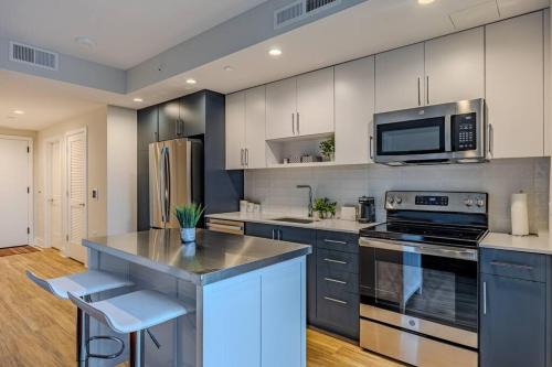 Eisenhower East Apartamento | Stylish Apt Near Old Town