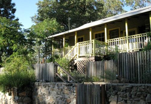 Pinehurst Casa | Stylish Artistic Cabin Vacation Rental near Sequoia Kings National Park