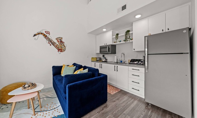 East Cesar Chavez Apartamento | Stylish ATX Loft | Queen & Sofa Bed | Mins to DT