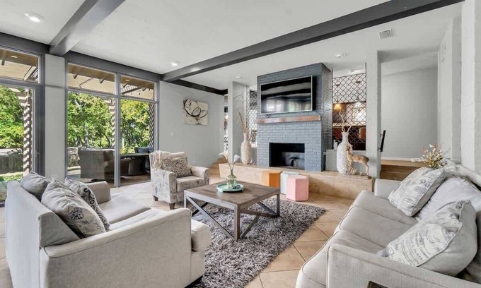 Riverside Casa | Beautiful Austin Retreat | Pool |Large Backyard | Sleeps 10