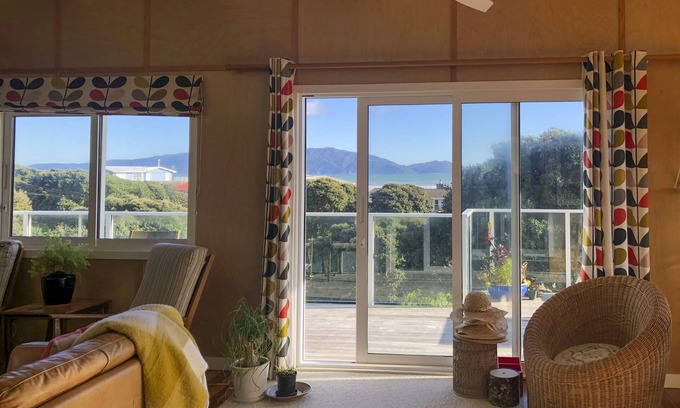 Waikanae Casa | Stylish Bach With hot tub and Island Views - Bali Hai