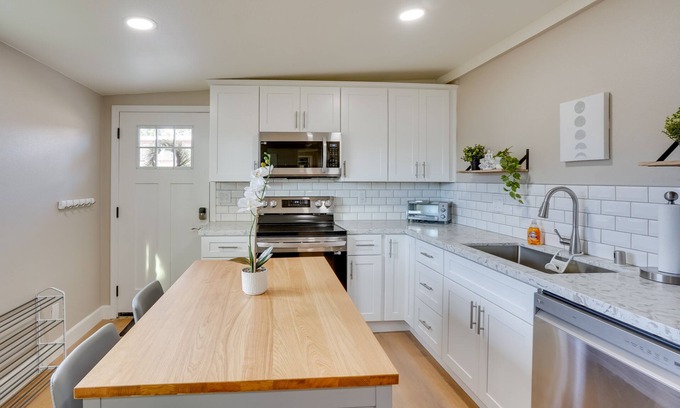 Anaheim Resort Casa | Stylish Back Unit in Orange