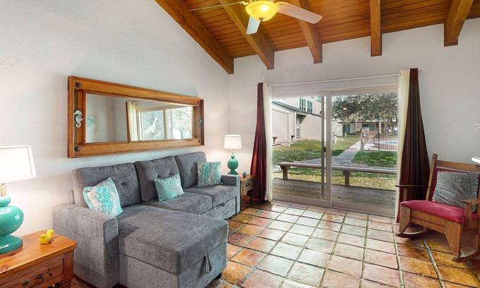 Sailhouse Condominio | Stylish Bayside Retreat: Pool, Tennis, Boat Launch – Near Dining & Shopping