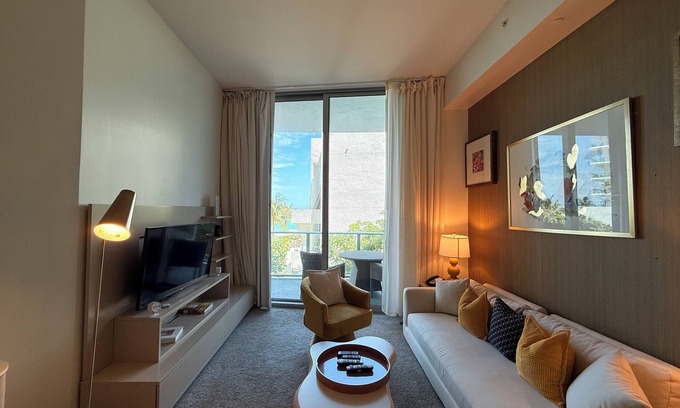 Hollywood South Central Beach Condominio | ★★★★★ Stylish Beachfront Escape with Private Balcony, Rooftop Jacuzzi & Pool