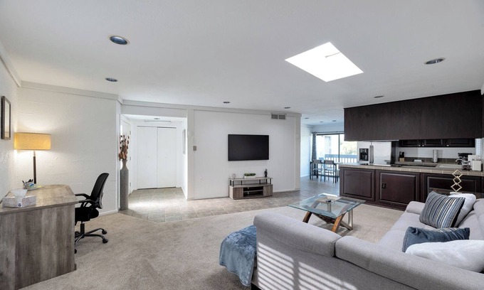 Camelback East Condominio | Stylish Biltmore Condo w/ Pools, Mtn Views & Wi-Fi