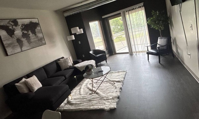 Downtown Des Moines Apartamento | Stylish Black-themed Apartment in Des Moines