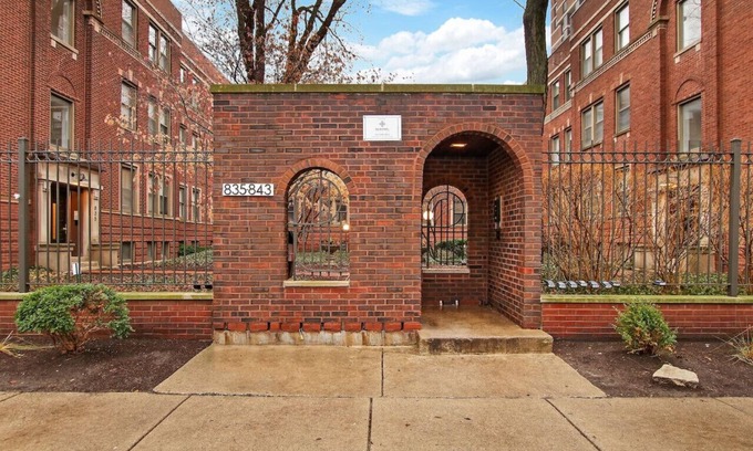 Lake View East Apartamento | Stylish 2BR Apt: Your Gateway to Chicago Bliss!