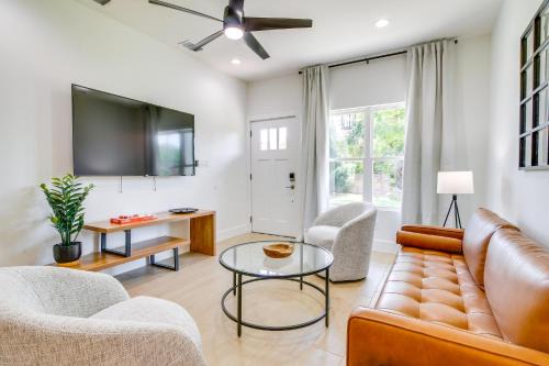 Brownsville Casa | Stylish Brownsville Stay Coastal Day Trips!
