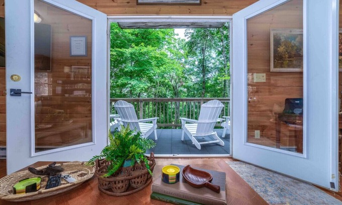 Burks Fork Apartamento | Adorable cabaña con bañera de hidromasaje: ¡camina hasta Chateau Morrisette, cerca de la avenida!