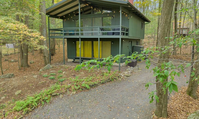 Gouldsboro Chalet De Esquí | Stylish Cabin in Poconos Resort - Indoor/Outdoor Pools, Lakes, Kayaks, and more!