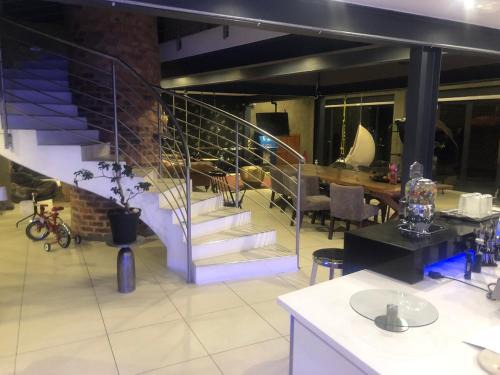 Greater Johannesburg Metropolitan Area Casa | Stylish celeb style Huge secure 3 beds and baths