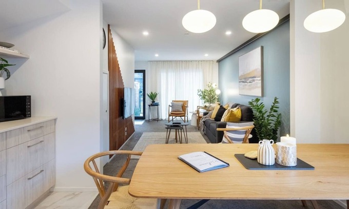 Christchurch City Centre Casa | Stylish Central City townhouse Next to Little High