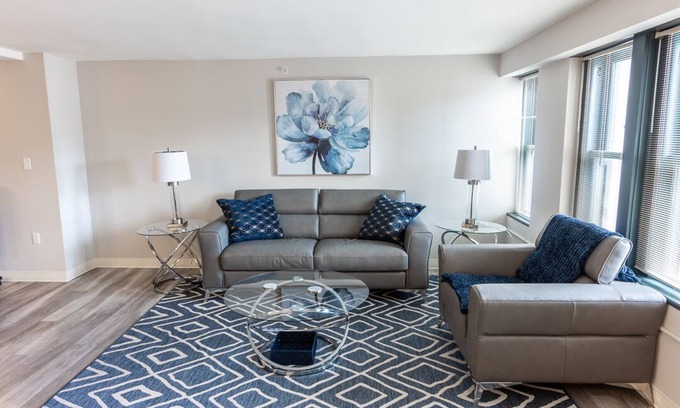 Playhouse Square Apartamento | Stylish Chic Downtown Apartment