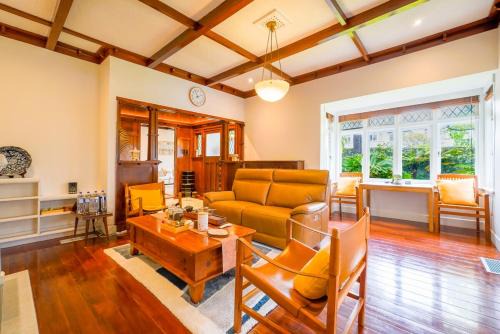 Epsom Casa | Stylish Classic Retreat in Prime Epsom Location
