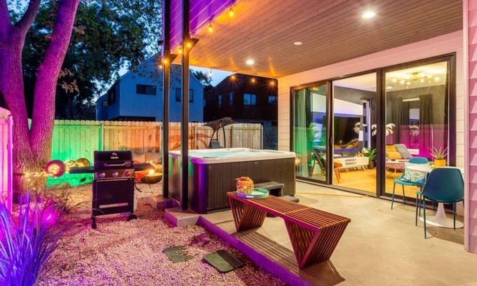 Govalle Casa | Stylish Clubhouse Retreat w/ Hot Tub near Downtown