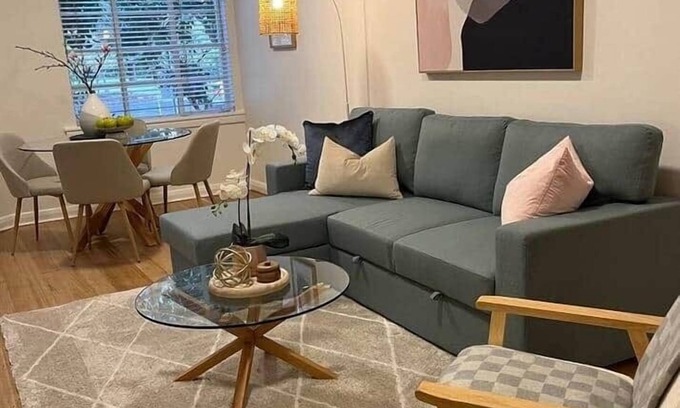 East Melbourne Apartamento | Stylish Comfort on the Park