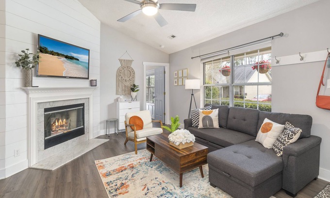 Durham Casa | Stylish & Comfortable Bungalow * Mins to Duke, UNC, RDU & Downtown*