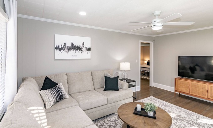 East Raleigh Casa | Stylish & Comfy ~ 5★ Location near Downtown ~ Backyard ~ Updated
