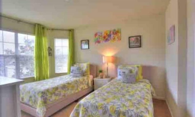 Trafalgar Village Casa | Stylish & Comfy ~ Mins to Disney ~ Pool ~ Hot Tub!