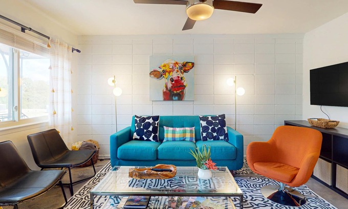 Travis Heights Condominio | Stylish condo w/ WiFI, full kitchen, shared pool, balcony, and downtown views