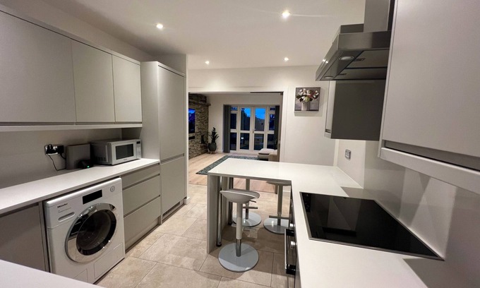 Shortlands Condominio | Stylish Contemporary Apartment