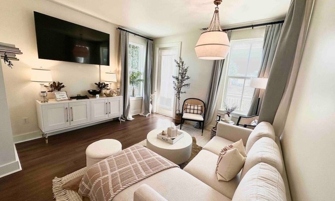 Ocean Springs Casa | Stylish & Cozy Cottage, 1 mile to downtown Ocean Springs! Golf Cart District