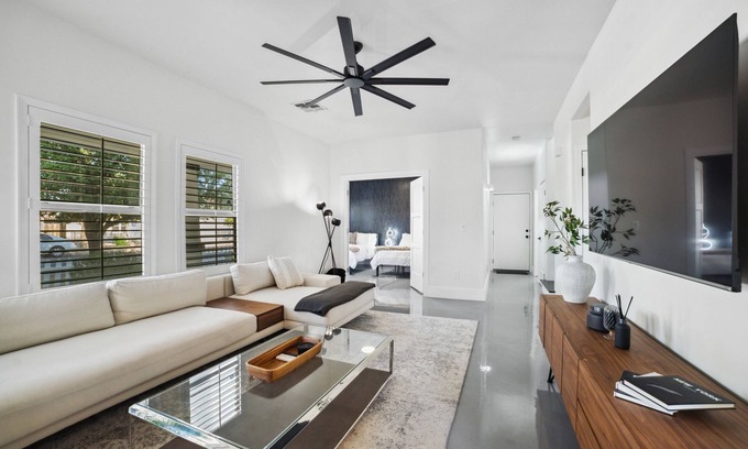 Governmental Mall Casa | Stylish & Cozy Downtown Home ~ Yard ~ Parking + EV~ Near DTPHX attractions