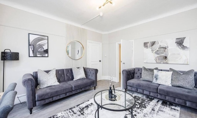 Southend-on-Sea Apartamento | Modern & Cozy 2BR City Centre Near High St by Luxiety Stays