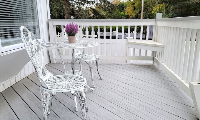 Greenwich Casa | Stylish downstairs apartment. Walk to town, train, & beach ferry!