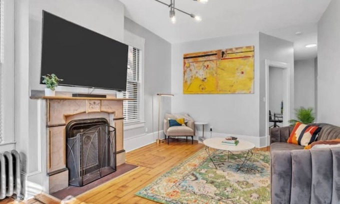 Metro Center Apartamento | Stylish Downtown 1BR Victorian Brownstone