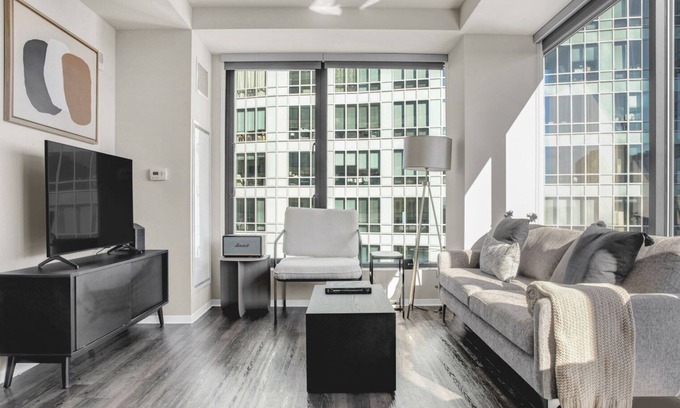 Theatre District Apartamento | Stylish Downtown 1BR w/ Luxury Amenities and Rooftop Views by Blueground