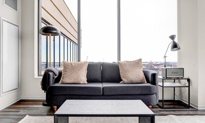 Theatre District Apartamento | Stylish Downtown 1BR w/ Luxury Amenities and Rooftop Views by Blueground