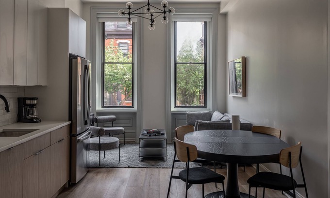 University City Apartamento | Stylish downtown 5BD/3.5BT+ Back patio! Sleeps 14!