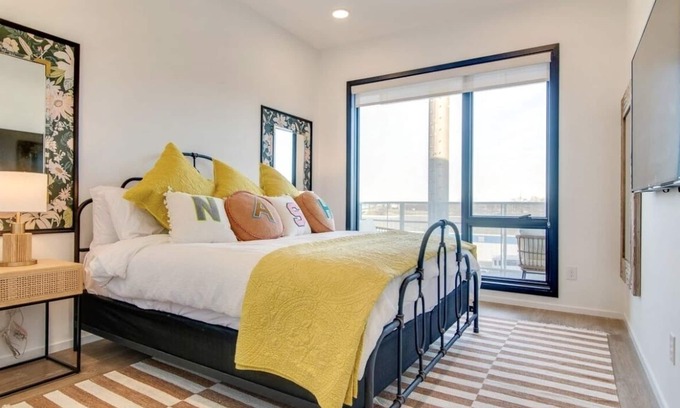 Edgehill Condominio | Stylish downtown condo w/pool & parking