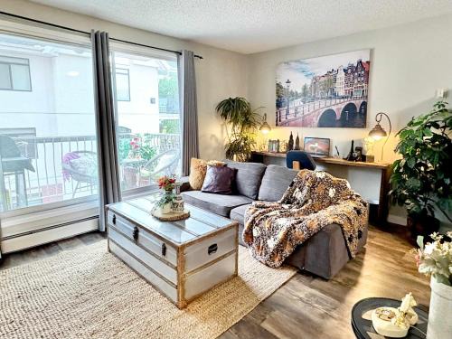 North Central Edmonton Casa | Stylish Downtown Condo near Rogers Place l Parking, Gym, Balcony & Kitchen