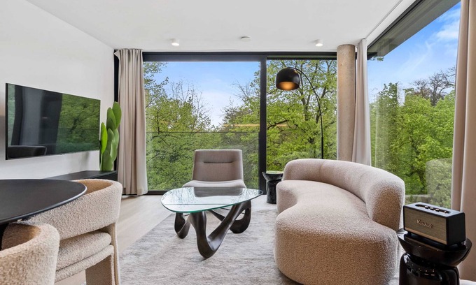 Ville Haute Apartamento | Stylish Downtown Escape with Comforts