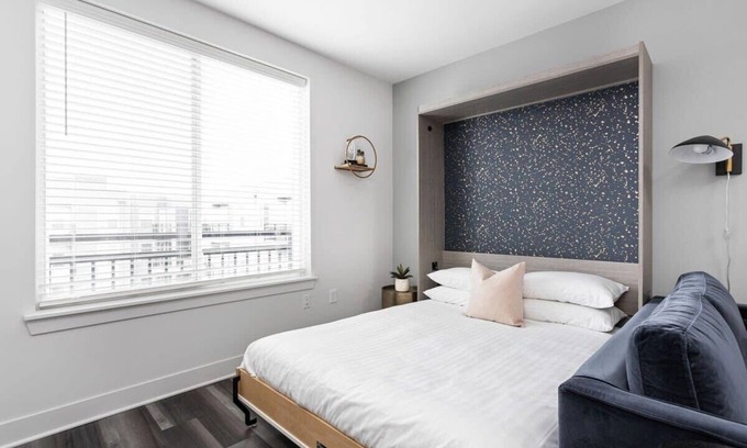 Cole-Noble District Apartamento | Stylish Downtown Studio by CozySuites